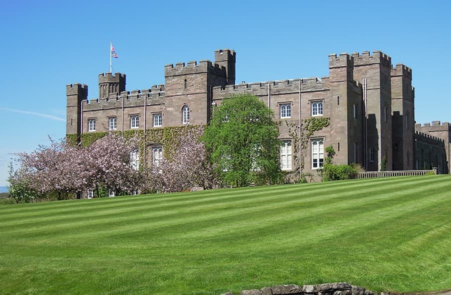 Scone Palace by Aaron Bradley from Vancouver, Canada, CC BY-SA 2.0 